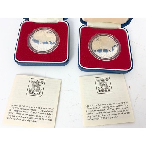 533 - 2 QUEENS SILVER JUBILEE SILVER PROOF CROWNS IN PRESENTATION BOXES &  A 2 1/2 DINARS COIN