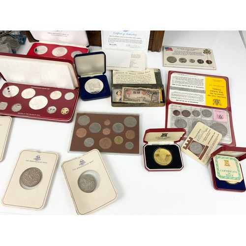 535 - BOX OF MISC. COINS AND COMMEMORATIVES, SOME SILVER EXAMPLES, BOXED SETS ETC.