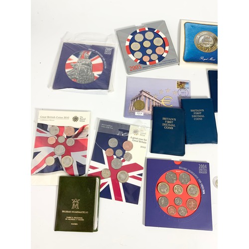 540 - 5 VARIOUS PRESENTATION PACKS UK UNCIRCULATED COINS, BRITAINS FIRST DECIMAL COIN PACKS AND VARIOUS CO... 