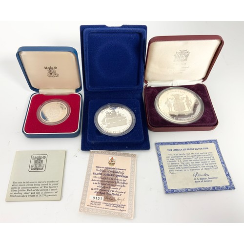 521 - SILVER PROOF COINS IN PRESENTATION CASES, JAMAICA $25, BERMUDA $25 AND A FALKLAND ISLAND SILVER JUBI... 