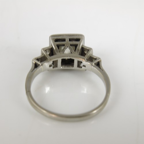 892 - LOVELY ART DECO PLATINUM AND DIAMOND RING