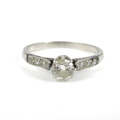 882 - DIAMOND SOLITAIRE RING, APPROX. 25 PTS ON PLATINUM BAND WITH DIAMOND CHIPS TO SHOULDERS