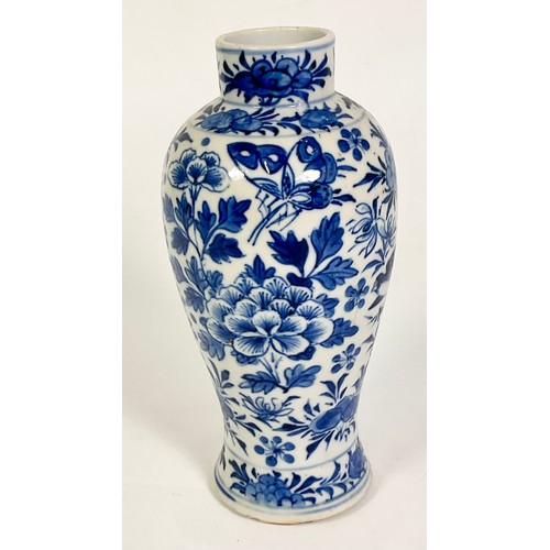 118 - ORIENTAL BLUE AND WHITE VASE WITH 4 CHARACTER MARK TO BASE, APPROX. 19 cm tall