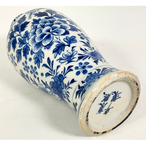 118 - ORIENTAL BLUE AND WHITE VASE WITH 4 CHARACTER MARK TO BASE, APPROX. 19 cm tall