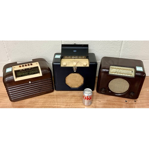 1070 - TWO VINTAGE BUSH BAKELITE RADIOS AND A VINTAGE ROBERTS RADIO