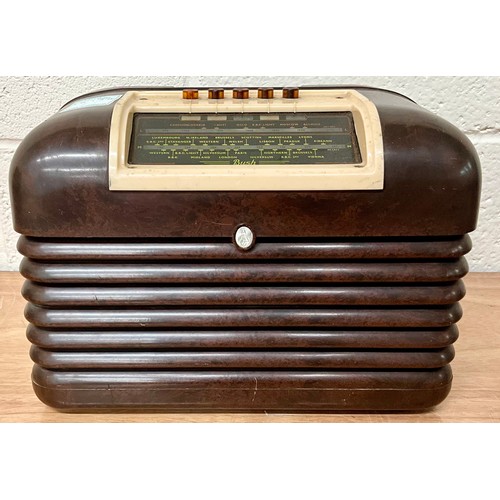 1070 - TWO VINTAGE BUSH BAKELITE RADIOS AND A VINTAGE ROBERTS RADIO