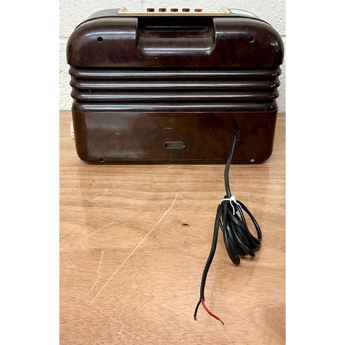 1070 - TWO VINTAGE BUSH BAKELITE RADIOS AND A VINTAGE ROBERTS RADIO