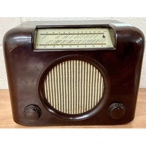 1070 - TWO VINTAGE BUSH BAKELITE RADIOS AND A VINTAGE ROBERTS RADIO