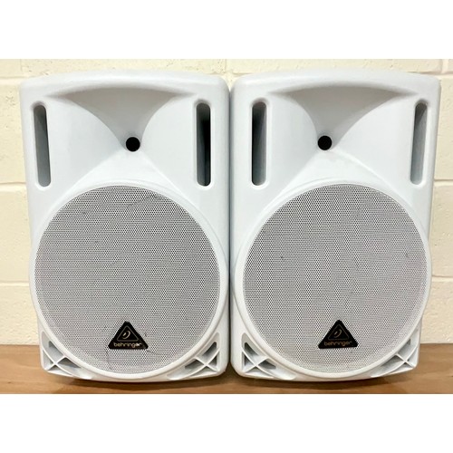 1028 - PAIR OF WHITE BEHRINGER EUROLIVE B212D ACTIVE 550 WATT PA SPEAKERS WITH PAIR OF SPEAKER STANDS