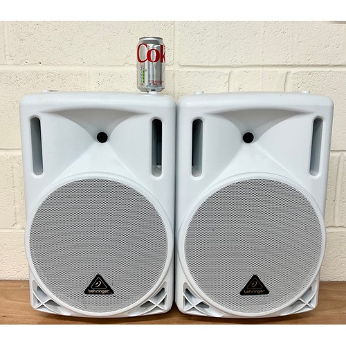 1028 - PAIR OF WHITE BEHRINGER EUROLIVE B212D ACTIVE 550 WATT PA SPEAKERS WITH PAIR OF SPEAKER STANDS