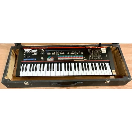 1040 - A ROLAND JX-3P PROGRAMMABLE PRESET POLYPHONIC SYNTHESIZER KEYBOARD IN CASE. NO PLUG, UNTESTED