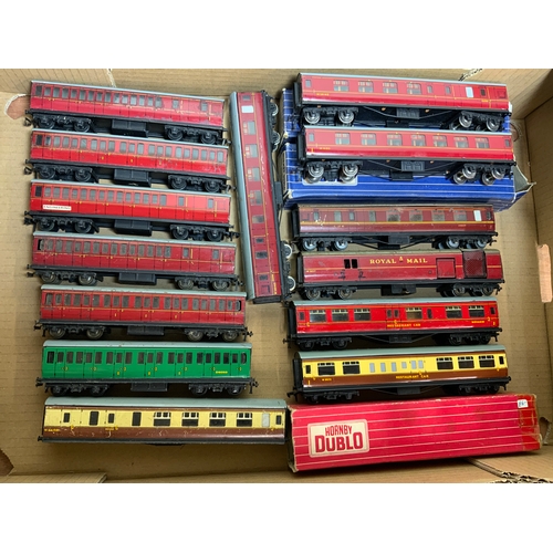 447 - HORNBY DUBLO 3 BOXED & 10 EARLY SHORT 3 RAIL COACHES, SUBURBAN & CORRIDOR COACHES, LM, WR, SR