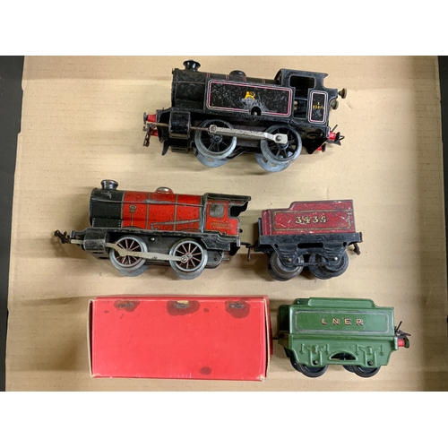 444 - HORNBY 0 GAUGE , U/B 0-4-0 TANK LOCO C/W 82011, EARLY RED TENDER LOCO 0-4-0 WITH TENDER 3435, P/W & ... 