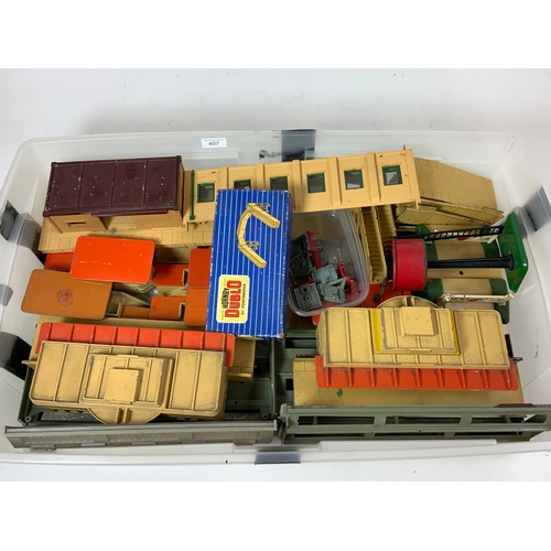 407 - HORNBY DUBLO, A SORTERS LOT COMPRISING 4 SIGNAL BOXES, 2 SUBURBAN STATIONS, ISLAND PLATFORMS, BUFFER... 