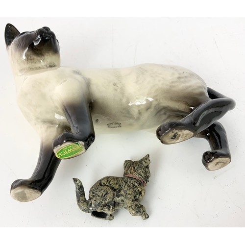 132 - BESWICK SIAMESE CAT AND A METAL CAT FIGURE