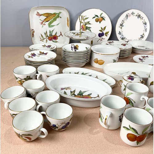 174 - QUANTITY OF MISCELLANEOUS ROYAL WORCESTER EVESHAM WARE TO INCLUDE TEA WARE, CASSEROLES, ETC.