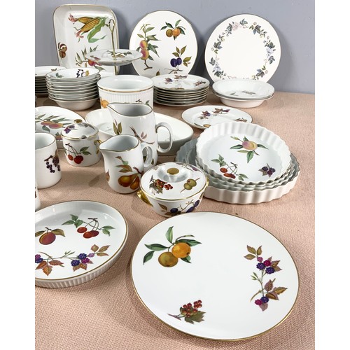 174 - QUANTITY OF MISCELLANEOUS ROYAL WORCESTER EVESHAM WARE TO INCLUDE TEA WARE, CASSEROLES, ETC.