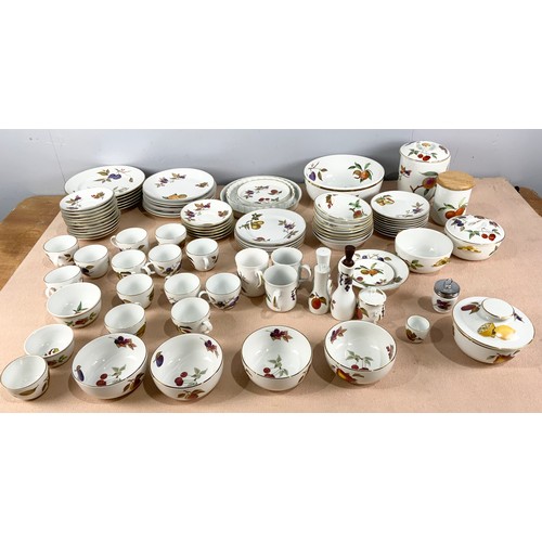 175 - LARGE QUANTITY OF EVESHAM WARE