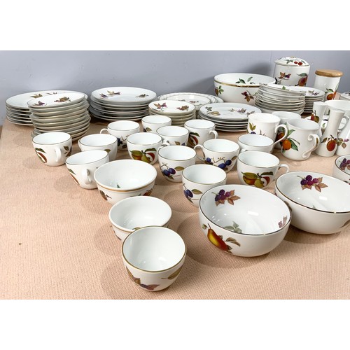 175 - LARGE QUANTITY OF EVESHAM WARE