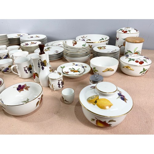 175 - LARGE QUANTITY OF EVESHAM WARE