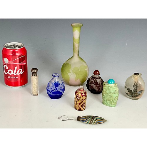 205 - QUANTITY OF MISC. CHINESE AND OTHER SNUFF AND PERFUME BOTTLES AND A RELIEF DECORATED GLASS VASE AF