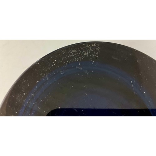 212 - KAJ FRANCK - NUUTAJARVI NOTSJO - A MID 20TH CENTURY BOWL, DARK BLUE CASED IN CLEAR CRYSTAL SIGNED AN... 