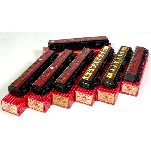 411 - HORNBY DUBLO COACHES,6 BOXED & 1 PT BOXED: 4036 PULLMAN CAR 2ND CLASS, 4061 WR 2ND, 4084 2ND BRAKE S... 