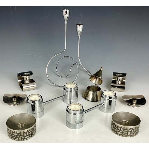 296 - COLLECTION OF SILVER COLOURED CANDLESTICKS/CANDLE HOLDERS TO INCLUDE BLACK+BLUE CHROMED STEEL LOOP C... 