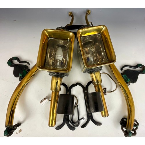 307 - BRASS COACH LIGHTS AND BRACKETS, AND A PAIR OF BRASS HORSE HAMES