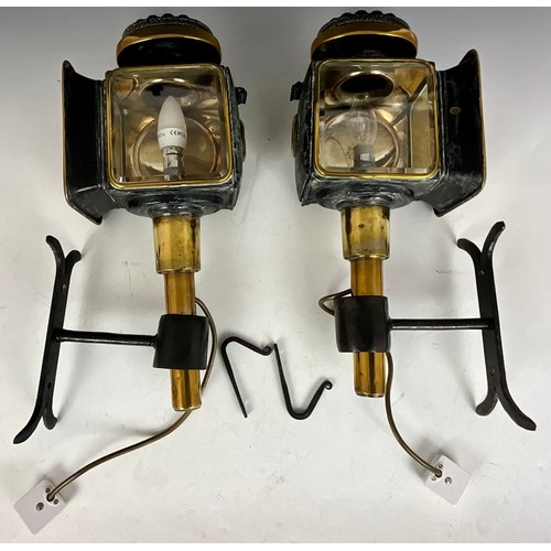 307 - BRASS COACH LIGHTS AND BRACKETS, AND A PAIR OF BRASS HORSE HAMES