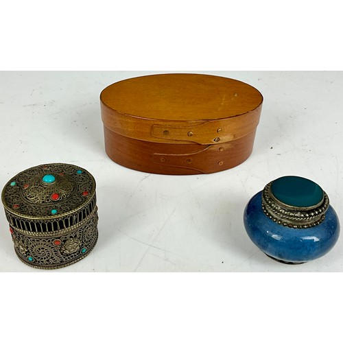 346 - TWO SMALL WHITE METAL TRINKET BOXES AND A WOODEN DITTO CONTAINING A SILVER NURSE’S BUCKLE