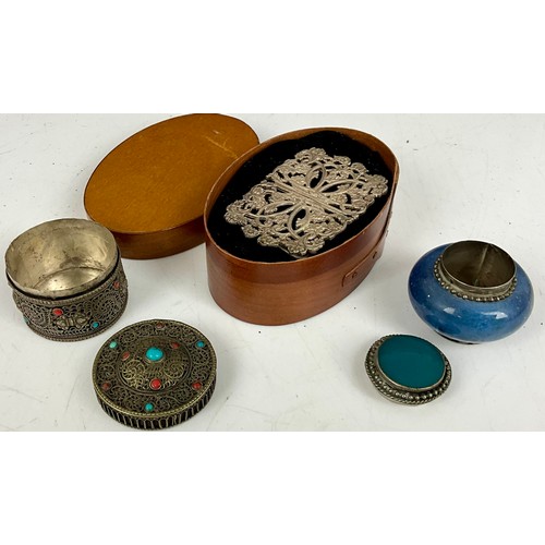 346 - TWO SMALL WHITE METAL TRINKET BOXES AND A WOODEN DITTO CONTAINING A SILVER NURSE’S BUCKLE