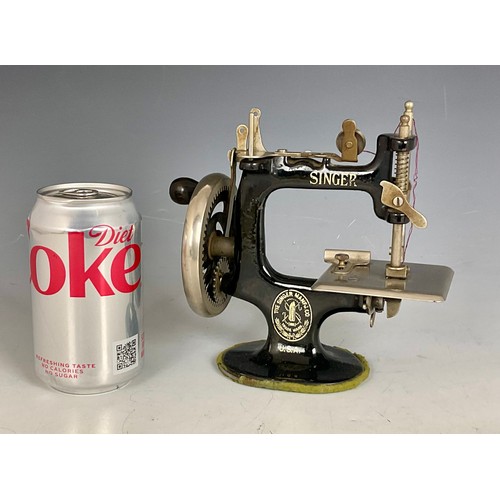 348 - A MINIATURE SINGER SEWING MACHINE, STAMPED THE SINGER MANUFACTURING COMPANY USA, 17cm HIGH