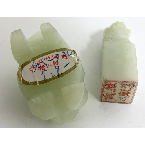 385 - JADE SEAL AND FROG WITH 3 JADE / GREEN STONES