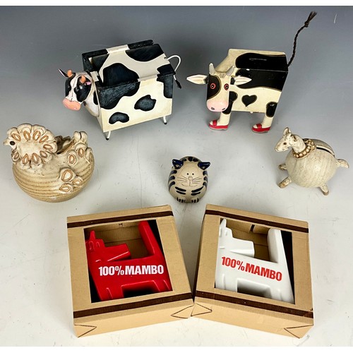 391 - SELECTION OF MONEY BOXES INCLUDING STUDIO POTTERY/WOODEN COWS AND 2 100% MAMBO DOGS