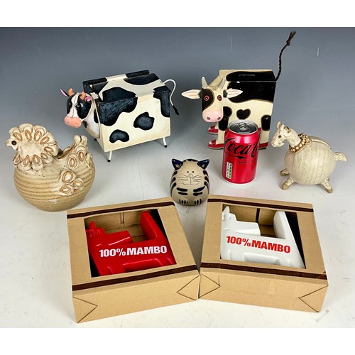 391 - SELECTION OF MONEY BOXES INCLUDING STUDIO POTTERY/WOODEN COWS AND 2 100% MAMBO DOGS