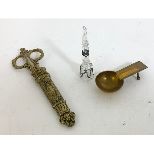 396 - CIGAR HOLDER WITH VENETIAN GLASS MOUTHPIECE TOGETHER WITH PAIR OF BRASS SCISSORS IN CASE