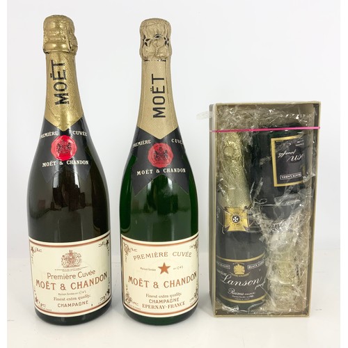 60 - 2 BOTTLES MOËT ET CHANDON CHAMPAGNE, ONE BELIEVE BOTTLED IN 1968 TOGETHER WITH 2 SMALL GIFT WRAPPED ... 