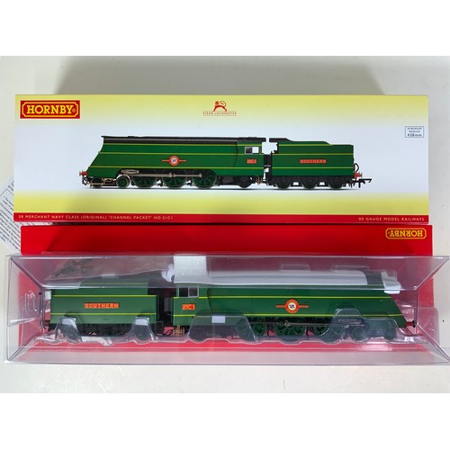 546 - HORNBY, BOXED SOUTHERN LOCOMOTIVES, R3434 4-6-2 MERCHANT NAVY CLASS CHANNEL PACKET SR, APPEARS UN US... 