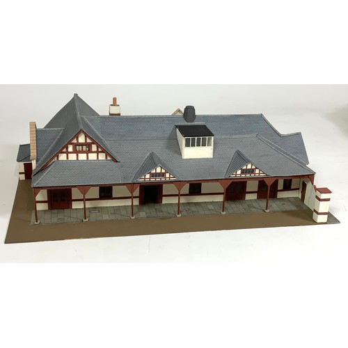 480 - ISLE OF MAN RAILWAY INTEREST, A COLLECTION OF 4MM SCALE MODEL BUILDINGS FOR PORT ERIN STSION, 4MM BU... 