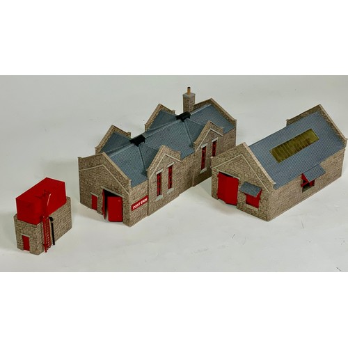 480 - ISLE OF MAN RAILWAY INTEREST, A COLLECTION OF 4MM SCALE MODEL BUILDINGS FOR PORT ERIN STSION, 4MM BU... 