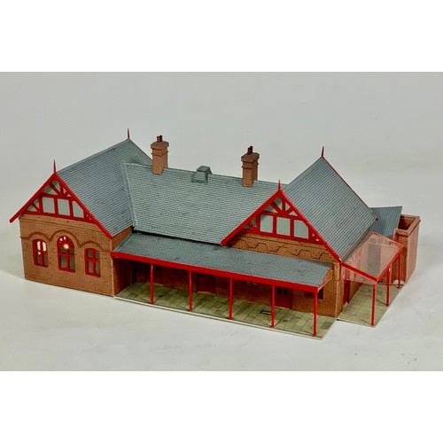 480 - ISLE OF MAN RAILWAY INTEREST, A COLLECTION OF 4MM SCALE MODEL BUILDINGS FOR PORT ERIN STSION, 4MM BU... 