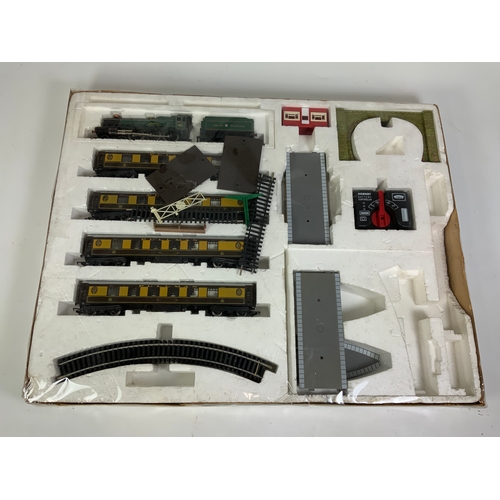 500 - HORNBY SILVER JUBILEE PULLMAN SET, PART BOXED, PART COMPLETE, HALL CLASS, 4 PULLMAN COACHES, TRACK, ... 