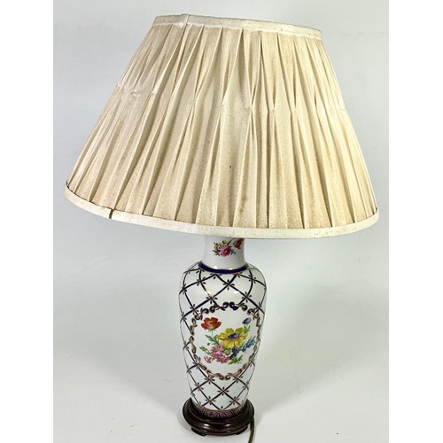 263 - DECORATIVE CERAMIC LAMP BASE WITH SHADE