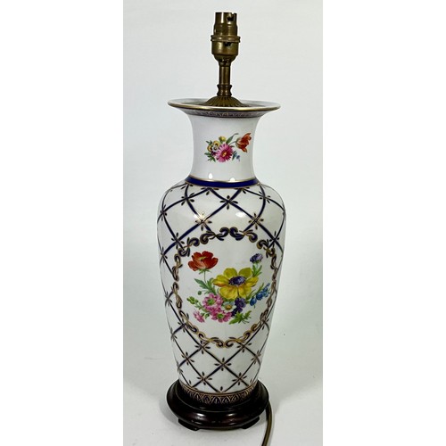 263 - DECORATIVE CERAMIC LAMP BASE WITH SHADE