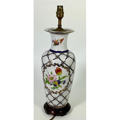 263 - DECORATIVE CERAMIC LAMP BASE WITH SHADE