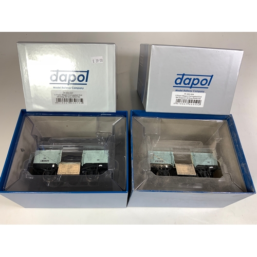 487 - DAPOL, 0 GAUGE 2 BOXED WAGONS, 5 PLANK WAGON CORRUGATED END, MODEL 7F-053-004 & 7F-053-007. ( NOTE T... 