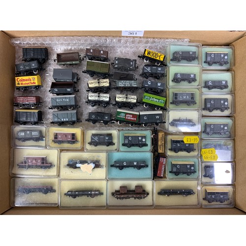 361 - N GAUGE MODEL RAILWAY ROLLING STOCK, A TRAY OF MIXED & ASSORTED WAGONS, PRE NATIONALISATION, LMS, GW... 