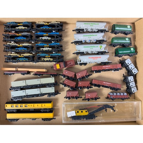 364 - TRAY OF 25 MODERN IMAGE FREIGHT WAGONS, 2 BREAKDOWN COACHES, CRANE ETC