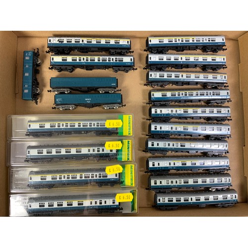 365 - N GAUGE MODEL RAILWAY BR MK1 COACHES, COMPRISING 4 BOXED MINITRIX, PLUS 12 U/B, 1 X CCT & 2 X SYPHON... 